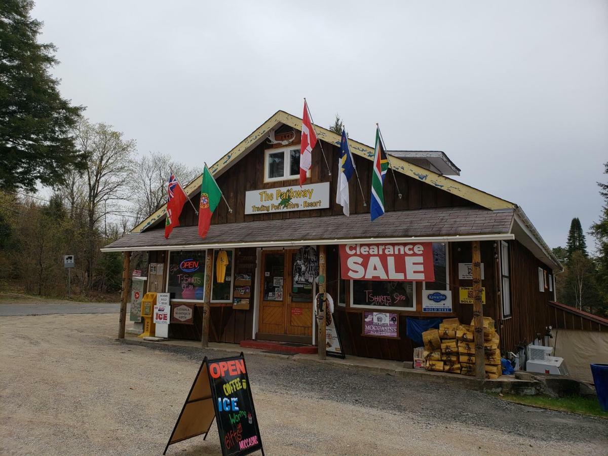 Parkway Cottage Resort&Trading Post Dwight Exteriör bild